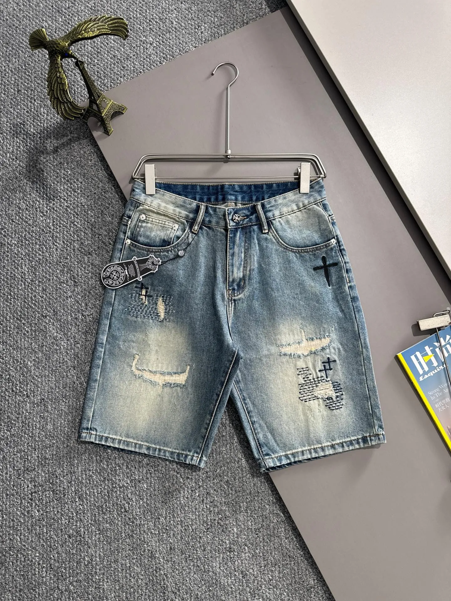 🅿️330 Croxin 2025 summer new jeans denim shorts are woven from imported Japanese Denim plain cotton denim fabrics. They are complete with three standards. The top stonewashing process makes the texture reach the old style of the 1980s. It is soft, delicate, comfortable and breathable. The color has a modern and fashionable vicissitudes. The upper body is versatile and fashionable! Light luxury, a must-have item for daily commuting! Code number: 28-40 (please state your height and weight when placing an order)